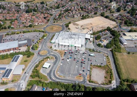 Leeds UK, 14th luglio 2022: Foto aerea del supermercato Asda, scattata con un drone in una giornata di sole estati, che mostra il supermercato e il parcheggio Foto Stock