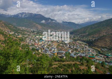 Vista panoramica di Thimphu, la capitale del Bhutan, circondata da montagne e foreste Foto Stock