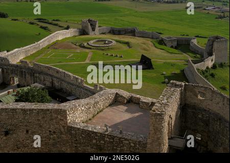 Castello all'interno di un castello: Fondazioni della circolare metà del 1400s Jiskra Tower, chiamato dopo il comandante mercenario Giovanni o Jan Jiskra e costruito come una roccaforte separata, sopravvivono all'interno del bailey esterno murato del Castello di Spiš, una formidabile fortezza nella regione di Košice, nella Slovacchia orientale. Il castello, fondato dai re ungheresi, divenne il più grande complesso fortificato dell'Europa centrale. Foto Stock