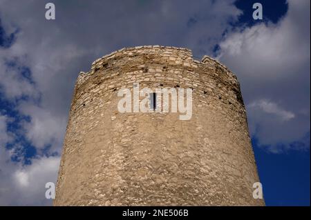 Cima merlata del massiccio castello medievale rotondo o mastio che sorge sopra le mura del castello di Spiš, una formidabile fortezza nella regione di Košice, nella Slovacchia orientale, costruita dai re ungheresi. Divenne il più grande complesso fortificato dell'Europa centrale, resistette all'assedio dei Tartari nel 1241 ed è ora il centro di un sito patrimonio dell'umanità dell'UNESCO. Foto Stock