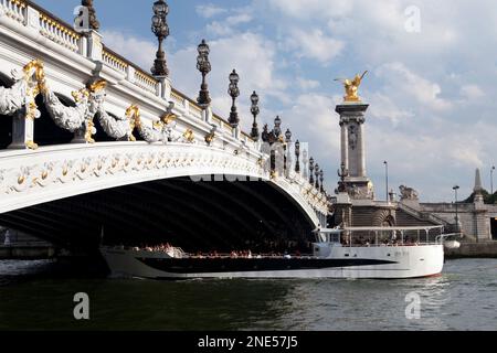 Francia, Parigi, barca turistica che passa sotto il ponte Alexander III. Foto Stock