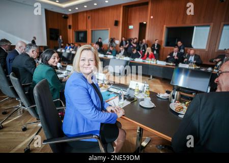 Berlino, Germania. 16th Feb, 2023. Nancy Faeser (SPD), Ministro federale dell'interno e degli interni, apre il Vertice dei rifugiati nel suo ministero con i rappresentanti della Conferenza dei Ministri dell'interno e delle principali associazioni comunali. Credit: Kay Nietfeld/dpa/Alamy Live News Foto Stock