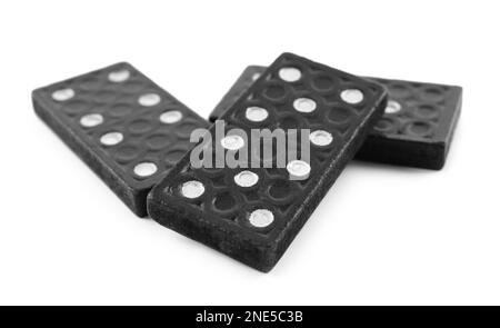 Classiche tessere di domino nero su sfondo bianco Foto Stock