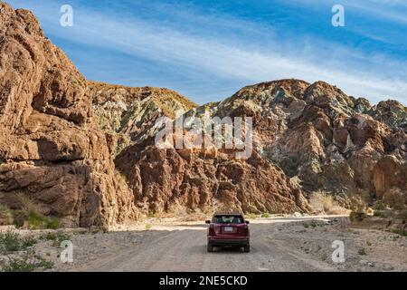 SUV a Painted Canyon Road, Mecca Hills Wilderness, Colorado Desert, California, USA Foto Stock