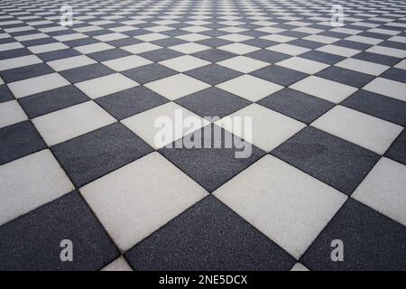Un pavimento a scacchi in bianco e nero Foto Stock