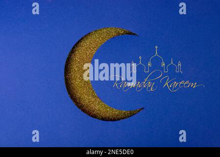 Luna di Crescent taglio di carta su uno sfondo glitter con spazio vuoto per il testo. Simbolo di Eid al-Adha Mubarak o Kurban Bairam. Foto Stock