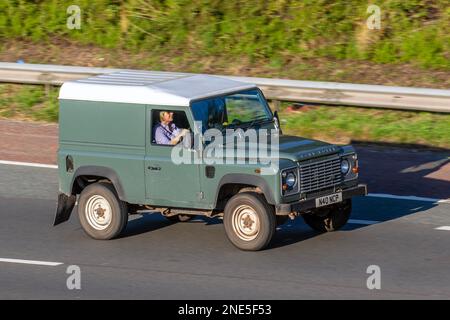 2014 Green SWB LAND ROVER DEFENDER 2198cc SUV 4x4 Diesel manuale a 6 marce; viaggiando onb la motoirway M61, Regno Unito Foto Stock