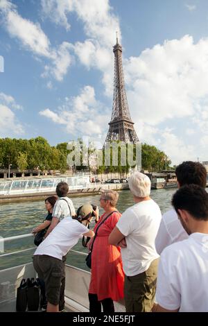 Francia, Parigi, turisti in un viaggio in barca lungo il fiume Senna. Foto Stock