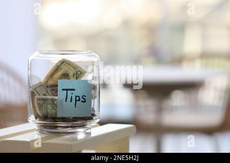 Vaso di vetro con punte sul tavolo al chiuso. Spazio per il testo Foto Stock