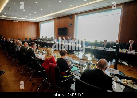 16 febbraio 2023, Berlino: Nancy Faeser (SPD, 5th da destra), Ministro federale dell'interno e degli interni, apre il Vertice dei rifugiati nel suo ministero con i rappresentanti della Conferenza dei Ministri degli interni e delle principali associazioni comunali. Foto: Kay Nietfeld/dpa Foto Stock