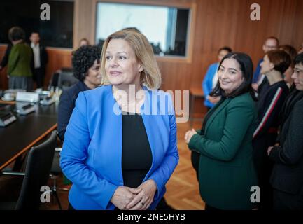 16 febbraio 2023, Berlino: Nancy Faeser (SPD), Ministro federale dell'interno e degli interni, apre il Vertice dei rifugiati nel suo ministero con i rappresentanti della Conferenza dei Ministri degli interni e delle principali associazioni comunali. Foto: Kay Nietfeld/dpa Foto Stock