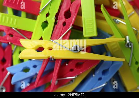 Colorati clothespins di plastica come sfondo, vista dall'alto Foto Stock