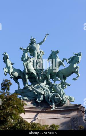 Francia, Parigi, Copper Quadriga di Georges Recipon sul tetto del Grand Palais. Foto Stock