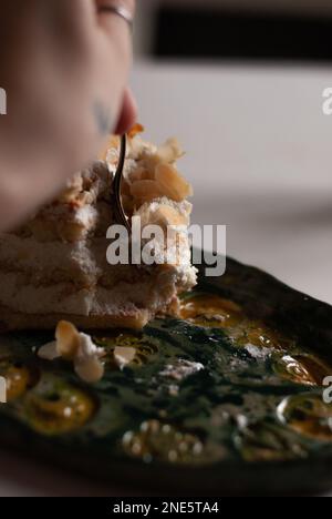 Processo di mangiare cremoso torta di mandorle il compleanno Foto Stock