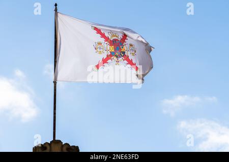 02-09-2023 ronda, malaga, spagna bandiera all'ingresso dell'arena di Ronda su un cielo blu nuvoloso Foto Stock