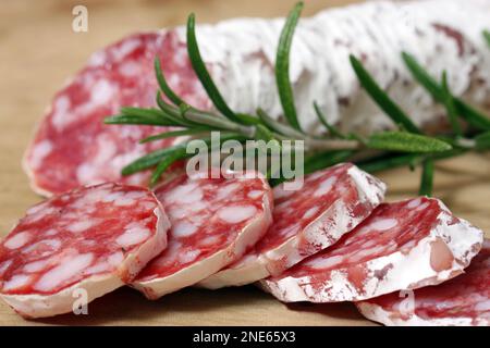 Salame francese, salame essiccato all'aria in un involucro naturale Foto Stock