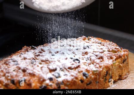 Lo stollen natalizio di Dresda è cosparso di zucchero a velo Foto Stock