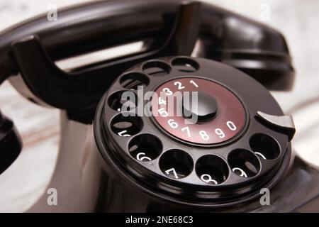 vecchio telefono a filo nero con manopola Foto Stock