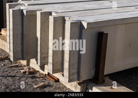 Pannelli in cemento in piedi in un cantiere. Primo piano. Foto Stock