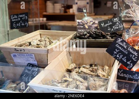 Francia, Bretagna, St Malo, una selezione di crostacei in ristoranti locali. Foto Stock