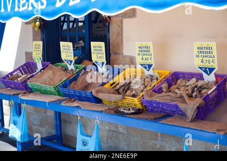 Francia, Bretagna, Dinan, una selezione di crostacei a ristaraunts locali. Foto Stock