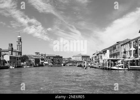 Murano, Italia - 1 luglio 2021: Vista panoramica sul canale di Burano, l'isola di venezia con la storica industria della soffiatura del vetro. Foto Stock