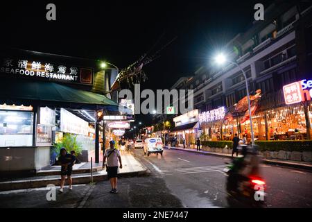 (230216) -- BALI, 16 febbraio 2023 (Xinhua) -- questa foto scattata il 13 febbraio 2023 mostra una strada decorata con segni di negozi in cinese vicino a Kuta Beach a Bali, Indonesia. Circa 1.000 turisti provenienti dalla Cina continentale hanno visitato Bali dal 22 gennaio 2023, quando questa famosa isola turistica ha accolto il primo lotto di turisti cinesi di quest'anno con un volo charter da Shenzhen, Cina. (Xinhua/Xu Qin) Foto Stock