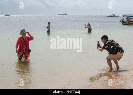 (230216) -- BALI, 16 febbraio 2023 (Xinhua) -- i turisti cinesi scattano le foto sulla spiaggia di Tanjung Benoa a Bali, Indonesia il 13 febbraio 2023. Circa 1.000 turisti provenienti dalla Cina continentale hanno visitato Bali dal 22 gennaio 2023, quando questa famosa isola turistica ha accolto il primo lotto di turisti cinesi di quest'anno con un volo charter da Shenzhen, Cina. (Foto di Dicky Bisinglasi/Xinhua) Foto Stock