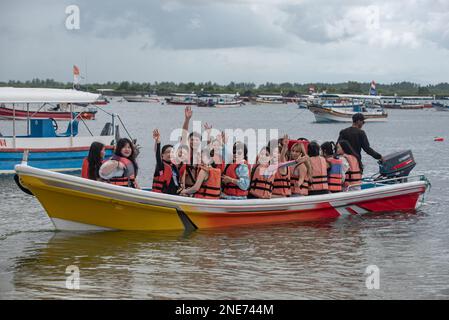 (230216) -- BALI, 16 febbraio 2023 (Xinhua) -- i turisti cinesi godono di intrattenimento acquatico a Benoa Bay a Bali, Indonesia il 13 febbraio 2023. Circa 1.000 turisti provenienti dalla Cina continentale hanno visitato Bali dal 22 gennaio 2023, quando questa famosa isola turistica ha accolto il primo lotto di turisti cinesi di quest'anno con un volo charter da Shenzhen, Cina. (Foto di Dicky Bisinglasi/Xinhua) Foto Stock