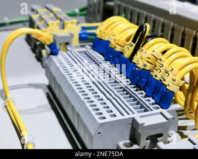 Una fila di morsettiere nell'armadio elettrico. Foto Stock
