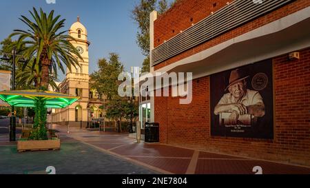 Tamworth, nuovo Galles del Sud, Australia - strade cittadine con storico edificio di uffici postali sullo sfondo Foto Stock