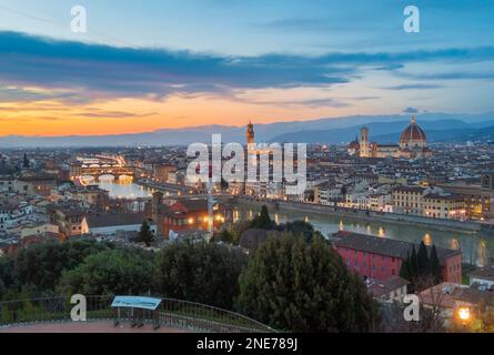 Firenze (Italia) - veduta del centro storico artistico di Firenze, capitale della cultura rinascimentale e della regione Toscana, con Ponte Vecchio, Boboli Foto Stock