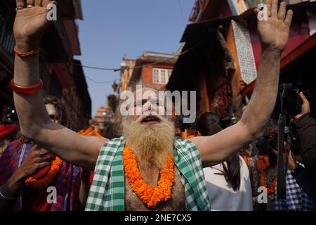 Kathmandu, NE, Nepal. 16th Feb, 2023. Sadhus indù riunirsi nei locali del tempio Pashupatinath per celebrare il festival annuale Mahashivaratri questo fine settimana, a Kathmandu, Nepal il 16 febbraio 2023. (Credit Image: © Aryan Dhimal/ZUMA Press Wire) SOLO PER USO EDITORIALE! Non per USO commerciale! Foto Stock