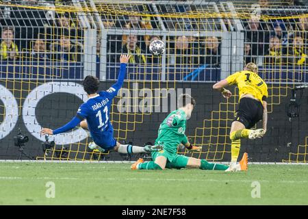Dortmund, Signal Iduna Park, 15.02.23: Joao Felix (L) di colpi Chelsea sul gol dal portiere Kepa Arrizabalaga di Chelsea durante il Championsle Foto Stock