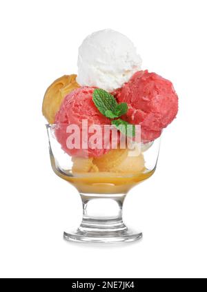 Delizioso gelato colorato con menta in ciotola di vetro da dessert isolato su bianco Foto Stock
