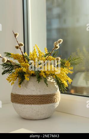 Bella mimosa fiori in vaso sul davanzale all'interno Foto Stock