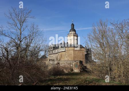 16 febbraio 2023, Sassonia-Anhalt, Falkenstein: Vista del castello di Falkenstein. Il castello di Falkenstein, nella regione meridionale di Harz, sta per essere sottoposto a numerosi lavori di costruzione. Anche la mostra sarà ridisegnata. Dei 200 milioni di euro che i governi federali e statali stanno fornendo in un programma speciale di investimenti per i monumenti architettonici di rilievo nell'inventario della Fondazione culturale Sassonia-Anhalt, il denaro è anche quello di fluire al castello di Falkenstein. Due ali sono da ristrutturare. Il piano e' quello di ristrutturare l'ala nord, dove si trova la Camera del Re, e l'ala ovest, che comprende Foto Stock