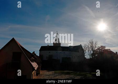 16 febbraio 2023, Sassonia-Anhalt, Falkenstein: Vista del castello di Falkenstein. Il castello di Falkenstein, nella regione meridionale di Harz, sta per essere sottoposto a numerosi lavori di costruzione. Anche la mostra sarà ridisegnata. Dei 200 milioni di euro che i governi federali e statali stanno fornendo in un programma speciale di investimenti per i monumenti architettonici di rilievo nell'inventario della Fondazione culturale Sassonia-Anhalt, il denaro è anche quello di fluire al castello di Falkenstein. Due ali sono da ristrutturare. Il piano e' quello di ristrutturare l'ala nord, dove si trova la Camera del Re, e l'ala ovest, che comprende Foto Stock