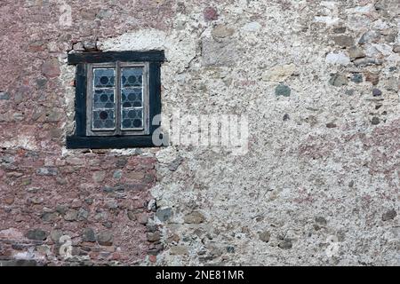 16 febbraio 2023, Sassonia-Anhalt, Falkenstein: Vista sul cortile interno del Castello di Falkenstein con le ali nord e ovest. La facciata sfacciata è visibile all'esterno. Il castello di Falkenstein, nella regione meridionale di Harz, sta per essere sottoposto a numerosi lavori di costruzione. Anche la mostra sarà ridisegnata. Dei 200 milioni di euro che i governi federali e statali stanno fornendo in un programma speciale di investimenti per i monumenti architettonici di rilievo nell'inventario della Fondazione culturale Sassonia-Anhalt, il denaro è anche quello di fluire al castello di Falkenstein. Due ali sono da ristrutturare. Il Foto Stock