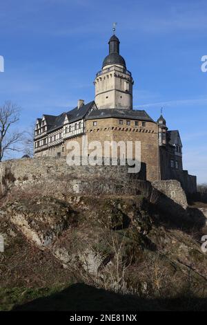 16 febbraio 2023, Sassonia-Anhalt, Falkenstein: Vista del castello di Falkenstein. Il castello di Falkenstein, nella regione meridionale di Harz, sta per essere sottoposto a numerosi lavori di costruzione. Anche la mostra sarà ridisegnata. Dei 200 milioni di euro che i governi federali e statali stanno fornendo in un programma speciale di investimenti per i monumenti architettonici di rilievo nell'inventario della Fondazione culturale Sassonia-Anhalt, il denaro è anche quello di fluire al castello di Falkenstein. Due ali sono da ristrutturare. Il piano e' quello di ristrutturare l'ala nord, dove si trova la Camera del Re, e l'ala ovest, che comprende Foto Stock