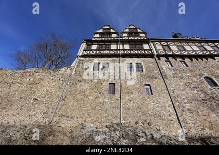 16 febbraio 2023, Sassonia-Anhalt, Falkenstein: Vista del castello di Falkenstein. Il castello di Falkenstein, nella regione meridionale di Harz, sta per essere sottoposto a numerosi lavori di costruzione. Anche la mostra sarà ridisegnata. Dei 200 milioni di euro che i governi federali e statali stanno fornendo in un programma speciale di investimenti per i monumenti architettonici di rilievo nell'inventario della Fondazione culturale Sassonia-Anhalt, il denaro è anche quello di fluire al castello di Falkenstein. Due ali sono da ristrutturare. Il piano e' quello di ristrutturare l'ala nord, dove si trova la Camera del Re, e l'ala ovest, che comprende Foto Stock