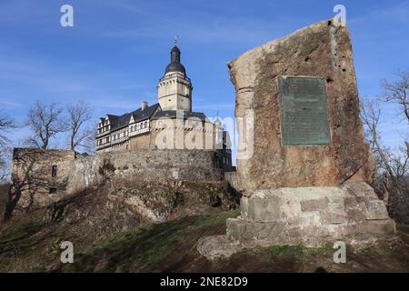 16 febbraio 2023, Sassonia-Anhalt, Falkenstein: Vista del castello di Falkenstein. Il castello di Falkenstein, nella regione meridionale di Harz, sta per essere sottoposto a numerosi lavori di costruzione. Anche la mostra sarà ridisegnata. Dei 200 milioni di euro che i governi federali e statali stanno fornendo in un programma speciale di investimenti per i monumenti architettonici di rilievo nell'inventario della Fondazione culturale Sassonia-Anhalt, il denaro è anche quello di fluire al castello di Falkenstein. Due ali sono da ristrutturare. Il piano e' quello di ristrutturare l'ala nord, dove si trova la Camera del Re, e l'ala ovest, che comprende Foto Stock