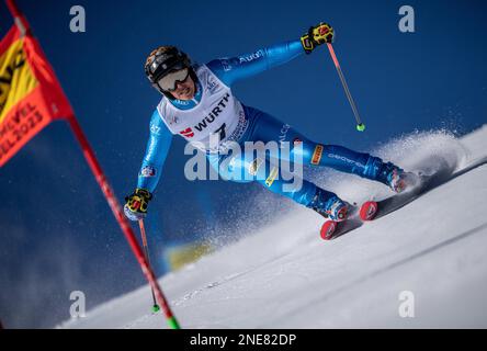 Courchevel, Francia. 16th Feb, 2023. Sci alpino: Campionati del mondo, slalom gigante femminile: Federica Brignone di Italia sci in 1st run. Credit: Michael Kappeler/dpa/Alamy Live News Foto Stock