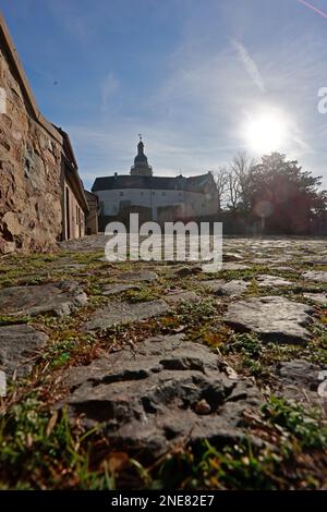 16 febbraio 2023, Sassonia-Anhalt, Falkenstein: Vista del castello di Falkenstein. Il castello di Falkenstein, nella regione meridionale di Harz, sta per essere sottoposto a numerosi lavori di costruzione. Anche la mostra sarà ridisegnata. Dei 200 milioni di euro che i governi federali e statali stanno fornendo in un programma speciale di investimenti per i monumenti architettonici di rilievo nell'inventario della Fondazione culturale Sassonia-Anhalt, il denaro è anche quello di fluire al castello di Falkenstein. Due ali sono da ristrutturare. Il piano e' quello di ristrutturare l'ala nord, dove si trova la Camera del Re, e l'ala ovest, che comprende Foto Stock