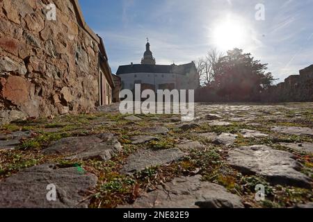 16 febbraio 2023, Sassonia-Anhalt, Falkenstein: Vista del castello di Falkenstein. Il castello di Falkenstein, nella regione meridionale di Harz, sta per essere sottoposto a numerosi lavori di costruzione. Anche la mostra sarà ridisegnata. Dei 200 milioni di euro che i governi federali e statali stanno fornendo in un programma speciale di investimenti per i monumenti architettonici di rilievo nell'inventario della Fondazione culturale Sassonia-Anhalt, il denaro è anche quello di fluire al castello di Falkenstein. Due ali sono da ristrutturare. Il piano e' quello di ristrutturare l'ala nord, dove si trova la Camera del Re, e l'ala ovest, che comprende Foto Stock