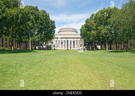 La Great Dome Over Barker Engineering Library è il simbolo del MIT e lo sfondo della Killian Court, dove si svolgono esercizi annuali di inizio. Foto Stock