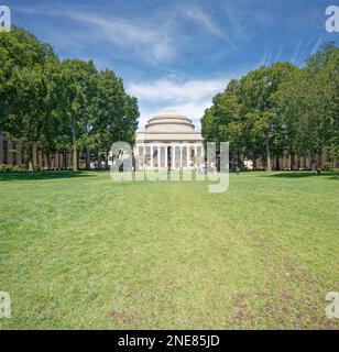 La Great Dome Over Barker Engineering Library è il simbolo del MIT e lo sfondo della Killian Court, dove si svolgono esercizi annuali di inizio. Foto Stock