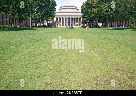 La Great Dome Over Barker Engineering Library è il simbolo del MIT e lo sfondo della Killian Court, dove si svolgono esercizi annuali di inizio. Foto Stock