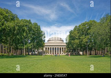 La Great Dome Over Barker Engineering Library è il simbolo del MIT e lo sfondo della Killian Court, dove si svolgono esercizi annuali di inizio. Foto Stock