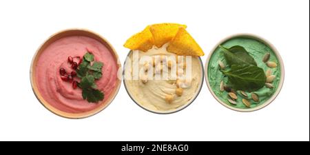 Diversi tipi di hummus gustoso in ciotole su sfondo bianco, vista dall'alto Foto Stock